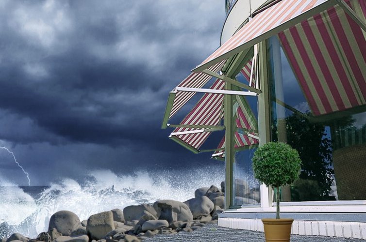 Markisen bei startem Sturm und Gewitter am Wasser