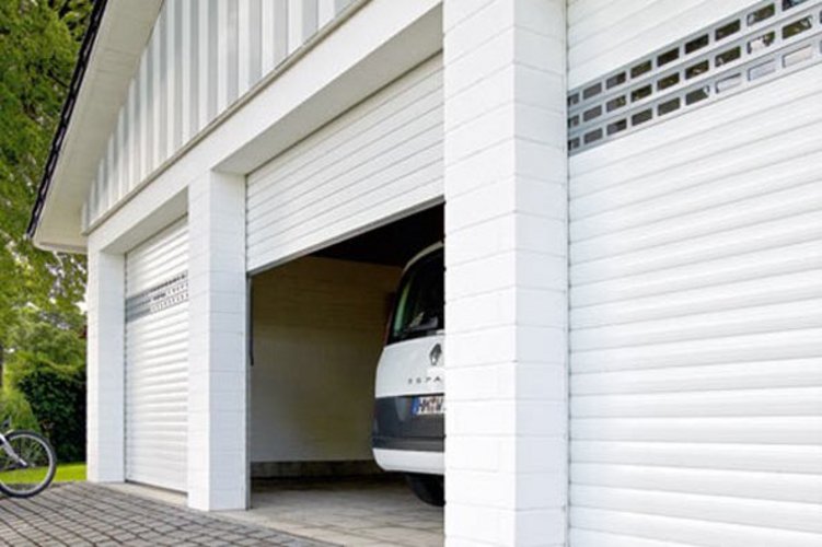 ein geöffnetes Garagentor von dreien