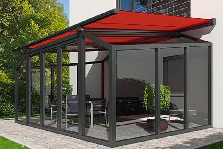 rote Markise über einem Wintergarten