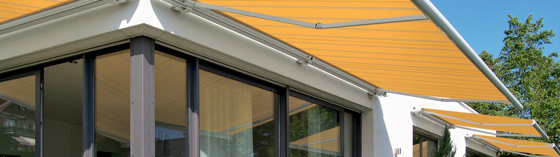 gelbe Markisen am Haus
