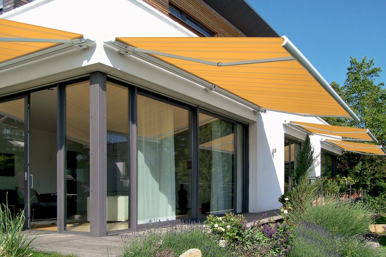 gelbe Markisen am Haus