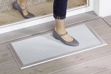 Frau läuft über eine Lichtschachtabdeckung