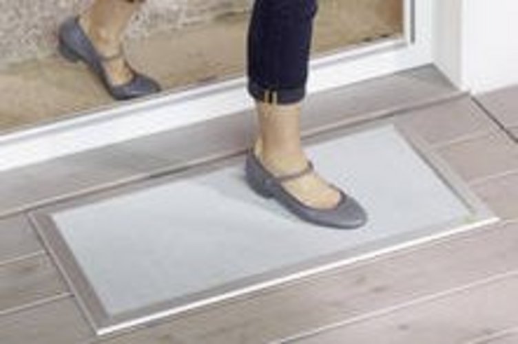 Frau läuft über eine Lichtschachtabdeckung