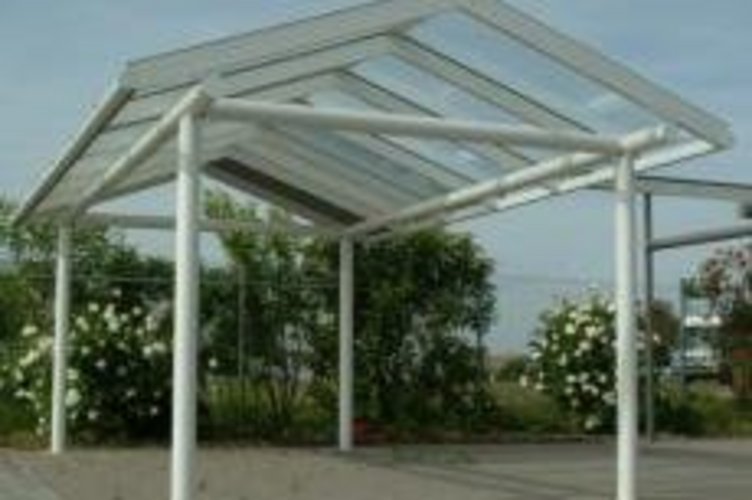 Carport mit Spitzglasdach