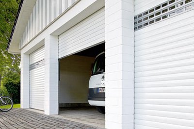 ein geöffnetes Garagentor von dreien