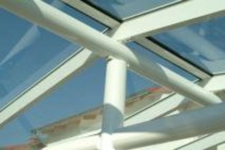 mit stangendurchzogenes Glasdach