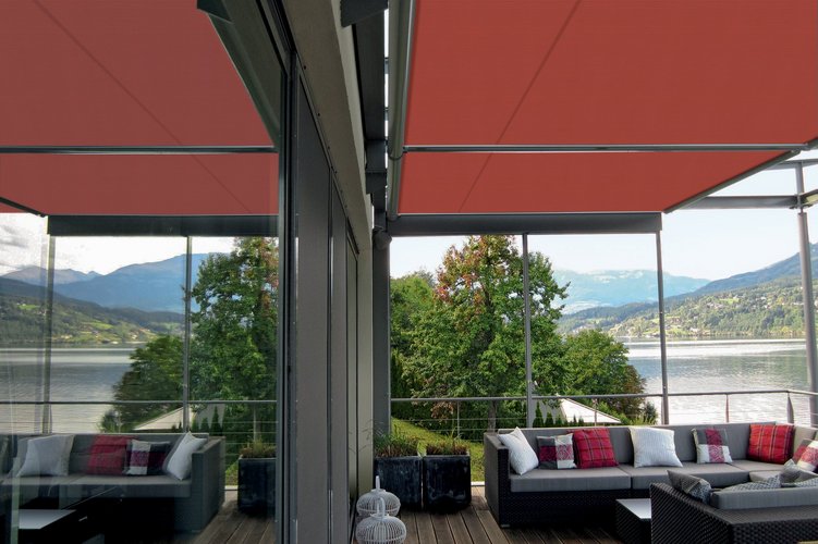 große rotbraune Markise über Wintergarten