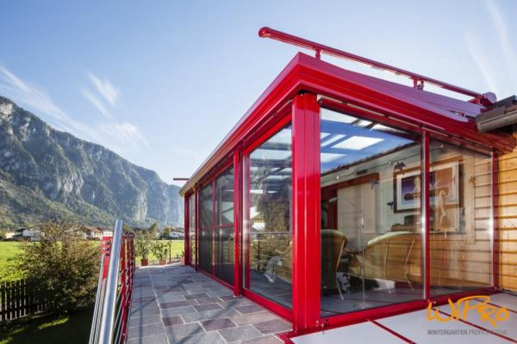 Bild eines roten Wintergartens