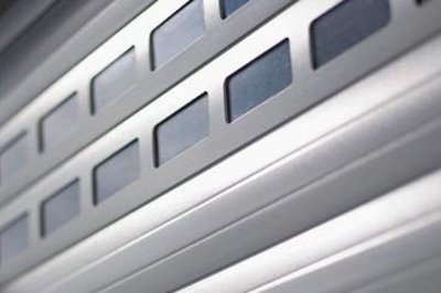 metallischglänzendes Garagentor