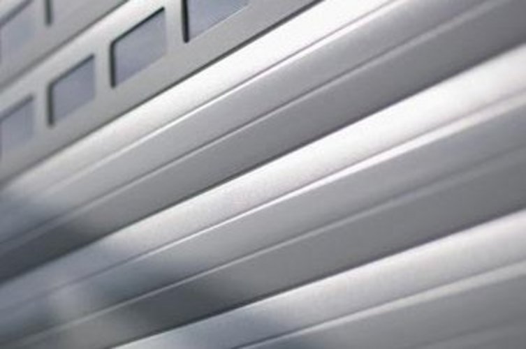 metallischglänzendes Garagentor