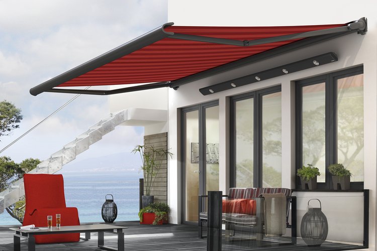 Spotline LED Leiste unter einer roten Markise