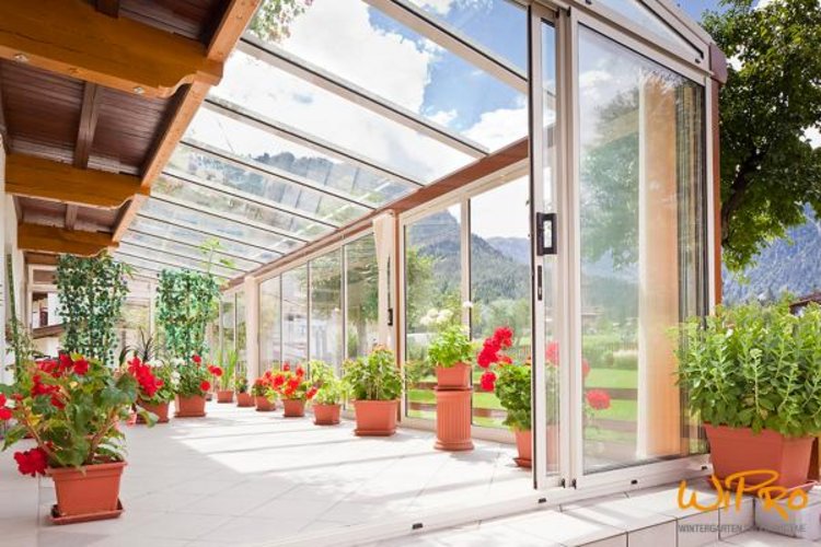 Glasüberdachung mit Schiebetüren