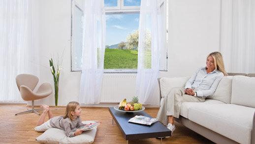 Offenes Fenster mit Insektenschutz